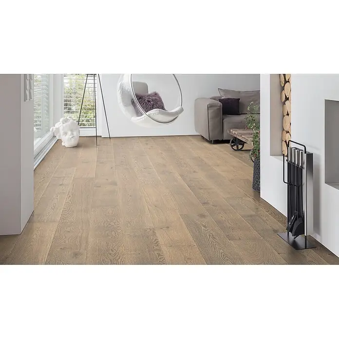 Living by Haro Parkett - Eiche Tabak Retro, Landhausdiele, 2.200 x 180 x 13,5 mm - Heller brauner Dielenboden mit natürlicher Maserung in einem modernen Wohnzimmer.