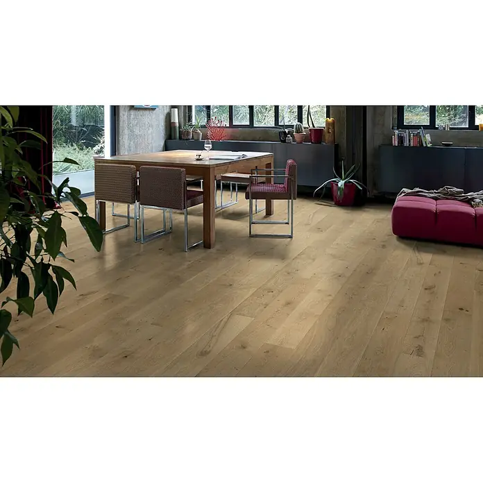 Living by Haro Parkett - Eiche strukturiert Naturöl, Landhausdiele, 2.200 x 180 x 12 mm - Heller Eichenholzfußboden in einem modernen Ess- und Wohnbereich verlegt.
