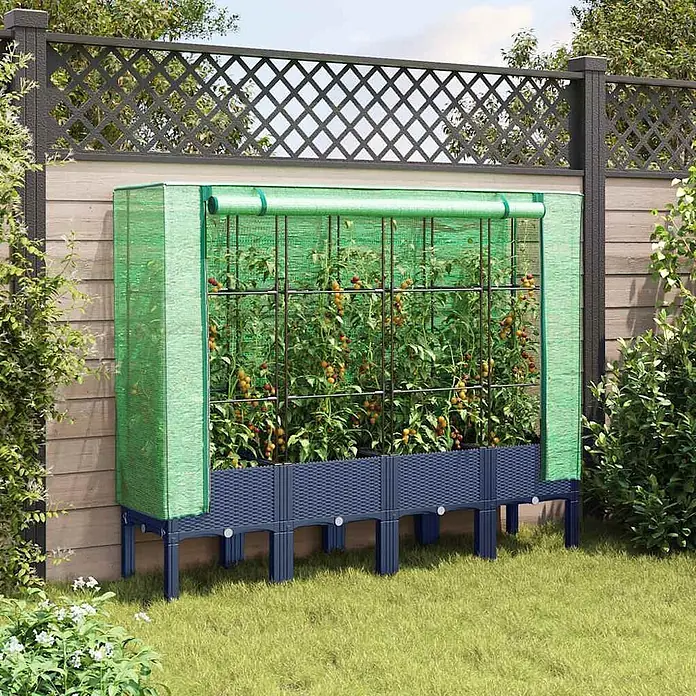 Furnicato Hochbeet Inklusive Gewächshaus-Aufsatz - 160 x 40 x 110 cm, Kunststoff, Blaugrau - Dunkelblaues Hochbeet mit grünem Netzbezug, das Tomatenpflanzen im Garten vor einem Zaun beherbergt.