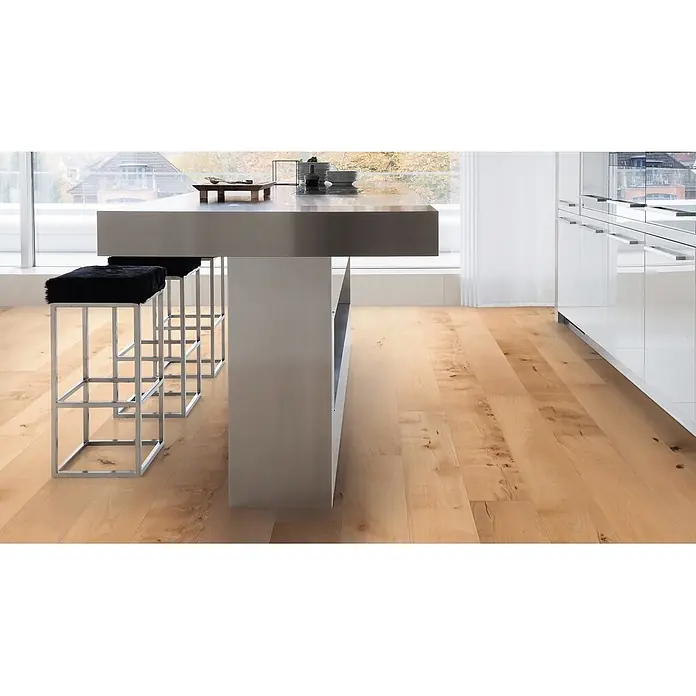 Living by Haro Parkett - Buche gedämpft, Landhausdiele, 2.200 x 180 x 13,5 mm - Heller Holzboden mit natürlicher Maserung und Ästen, verlegt in einer modernen Küche unter einer Insel und weißen Schränken.