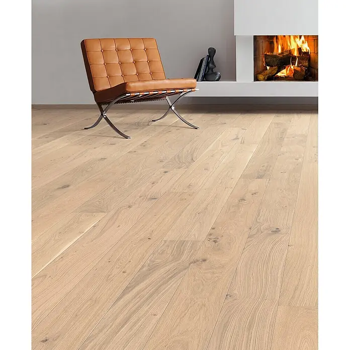 Living by Haro Parkett - Eiche Weiß strukturiert Naturöl, Landhausdiele, 2.200 x 180 x 12 mm - Heller Eichenparkettboden mit ausgeprägter Maserung und Ästen in einem modernen Wohnzimmer.