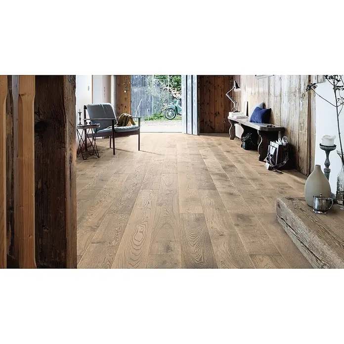 Living by Haro Parkett - Eiche Tabak Retro, Landhausdiele, 2.200 x 180 x 13,5 mm - Hellbraune Holzfußbodenplanken mit sichtbarer Maserung in einem rustikalen Raum.