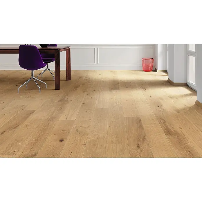 Living by Haro Parkett - Eiche pure strukturiert Naturöl, Landhausdiele, 2.200 x 180 x 12 mm - Helle Holzfußbodenbretter mit natürlicher Maserung und Ästen in modernem Raumambiente.