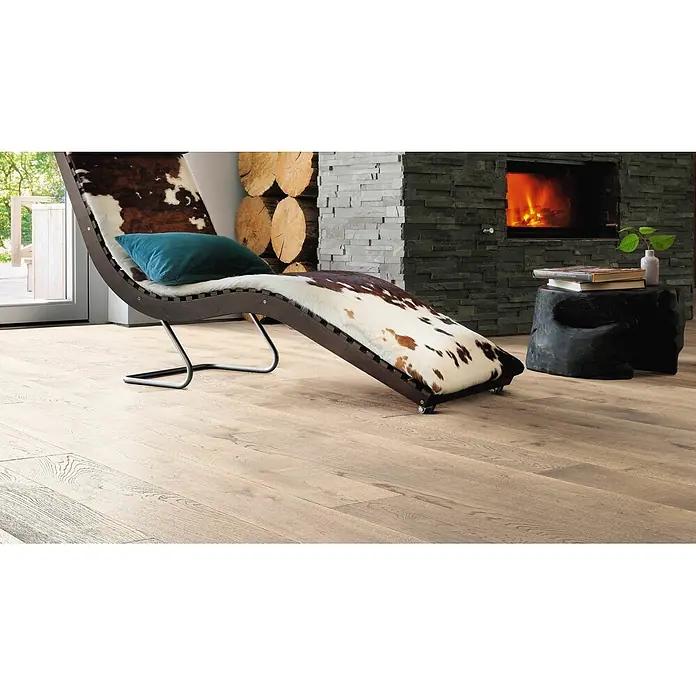 Living by Haro Parkett - Eiche Tabak Retro, Landhausdiele, 2.200 x 180 x 13,5 mm - Helles Eichenholzparkett mit sichtbarer Maserung in einem modernen Wohnzimmer.