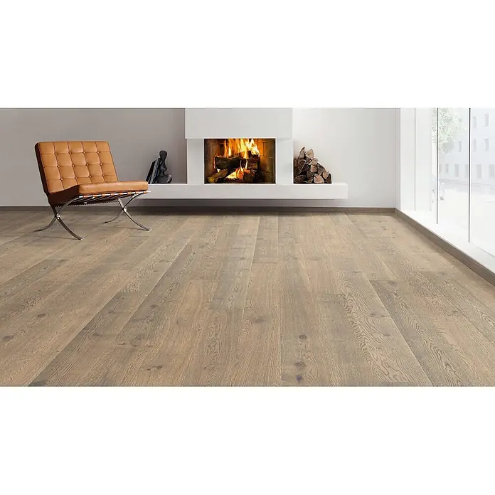 Living by Haro Parkett - Eiche Tabak Retro, Landhausdiele, 2.200 x 180 x 13,5 mm - Helles braunes Dielenparkett in einem modernen Wohnzimmer mit Kamin.