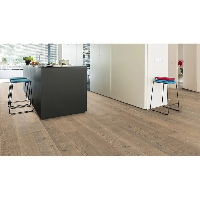 Living by Haro Parkett - Eiche Tabak Retro, Landhausdiele, 2.200 x 180 x 13,5 mm - Moderne Küche mit einem Boden aus breiten, hellbraunen Holzplanken, die natürliche Maserung zeigen.