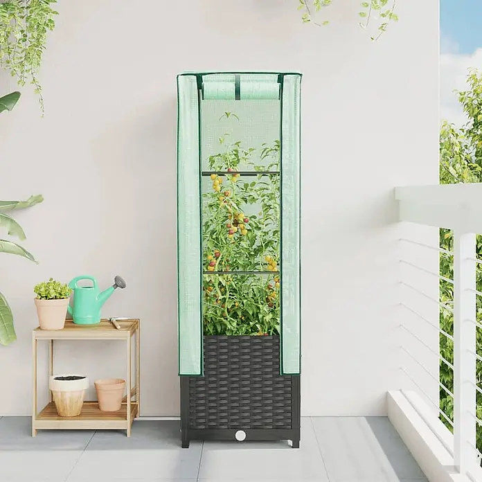 Furnicato Hochbeet Inklusive Gewächshaus-Aufsatz - 40 x 40 x 139 cm, Kunststoff, Schwarz - Schwarzer Pflanzkasten in Rattan-Optik mit hohem grünem Gewächshausaufsatz, gefüllt mit Tomatenpflanzen, auf einem Balkon.