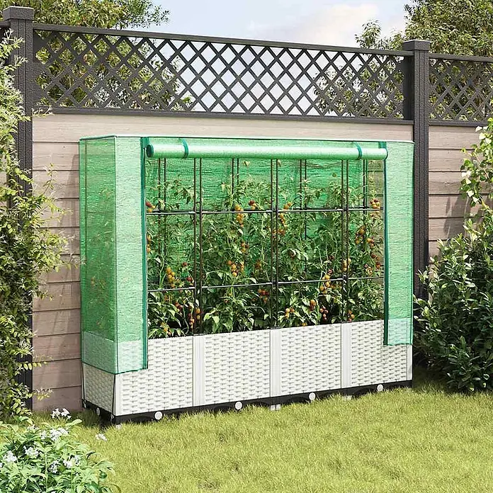 Furnicato Hochbeet Inklusive Gewächshaus-Aufsatz - 160 x 40 x 110 cm, Kunststoff, Weiß - Hochbeet mit grünem Netz-Gewächshaus und weißen Rattan-Pflanzkästen, gefüllt mit Tomatenpflanzen im Garten.
