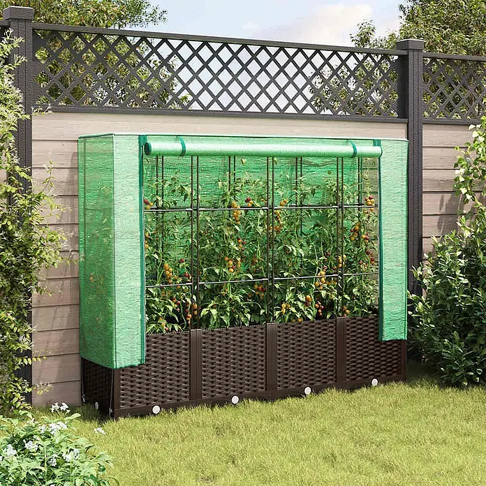 Furnicato Hochbeet Inklusive Gewächshaus-Aufsatz - 160 x 40 x 110 cm, Kunststoff, Braun - Braunes Hochbeet in Rattanoptik mit grünem Netz-Gewächshausüberzug, gefüllt mit Tomatenpflanzen, vor einem Holzzaun im Garten.