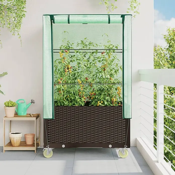 Furnicato Hochbeet Inklusive Gewächshaus-Aufsatz - 80 x 50 x 182 cm, Kunststoff, Braun - Ein braunes Hochbeet mit transparenter grüner Gewächshausabdeckung auf Rollen, gefüllt mit Tomatenpflanzen auf einem Balkon.