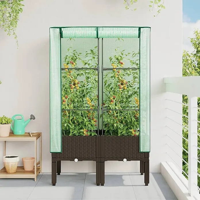 Furnicato Hochbeet Inklusive Gewächshaus-Aufsatz - 80 x 40 x 140 cm, Kunststoff, Braun - Braunes Hochbeet in Rattanoptik mit transparenter grüner Mini-Gewächshausabdeckung, geeignet für Balkonanbau, gefüllt mit Tomatenpflanzen.