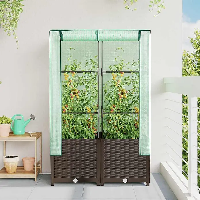 Furnicato Hochbeet Inklusive Gewächshaus-Aufsatz - 80 x 40 x 110 cm, Kunststoff, Braun - Zwei braune geflochtene Pflanzkästen mit grüner transparenter Abdeckung bilden ein kompaktes Gewächshaus auf einem Balkon, das Tomatenpflanzen enthält.