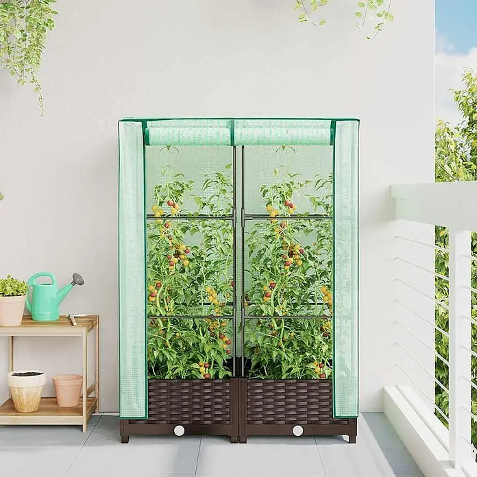 Furnicato Hochbeet Inklusive Gewächshaus-Aufsatz - 80 x 40 x 110 cm, Kunststoff, Braun - Hohes Balkongewächshaus mit grüner transluzenter Abdeckung und braunen Pflanzkästen, gefüllt mit Tomatenpflanzen.