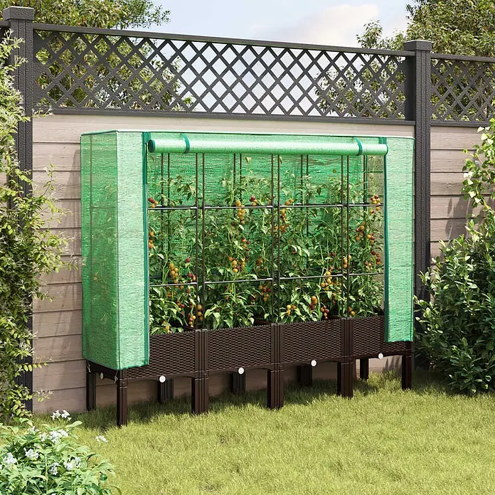 Furnicato Hochbeet Inklusive Gewächshaus-Aufsatz - 160 x 40 x 110 cm, Kunststoff, Braun - Braunes Hochbeet mit grünem Netz-Gewächshausabdeckung, gefüllt mit Tomatenpflanzen, in einem Garten an einem Holzzaun.