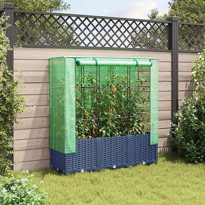 Furnicato Hochbeet Inklusive Gewächshaus-Aufsatz - 120 x 40 x 138 cm, Kunststoff, Blaugrau - Dunkelgraues Hochbeet mit Rattan-Struktur und grünem Netz-Mini-Gewächshaus mit Tomatenpflanzen, am Holzzaun im Garten.