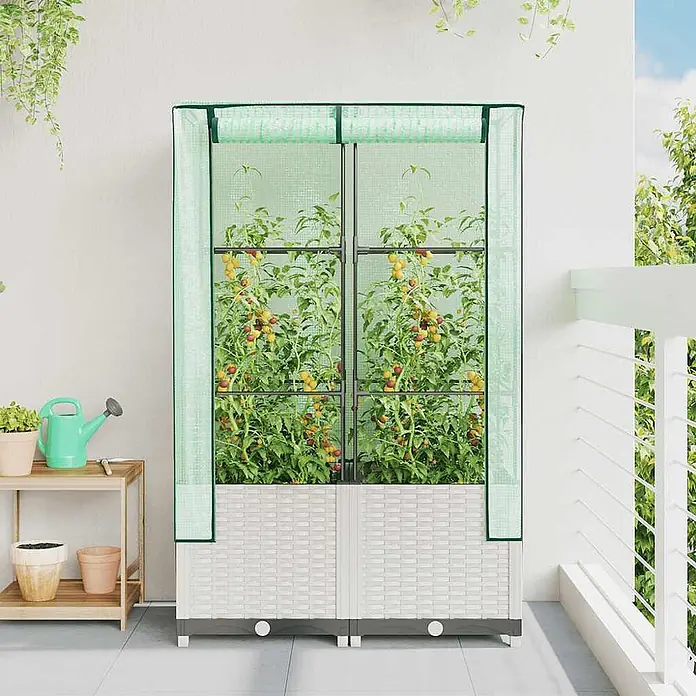 Furnicato Hochbeet Inklusive Gewächshaus-Aufsatz - 80 x 40 x 138 cm, Kunststoff, Weiß - Hohes, grünes Mini-Gewächshaus mit weißem Rattan-Sockel, gefüllt mit Tomatenpflanzen, auf einem Balkon.