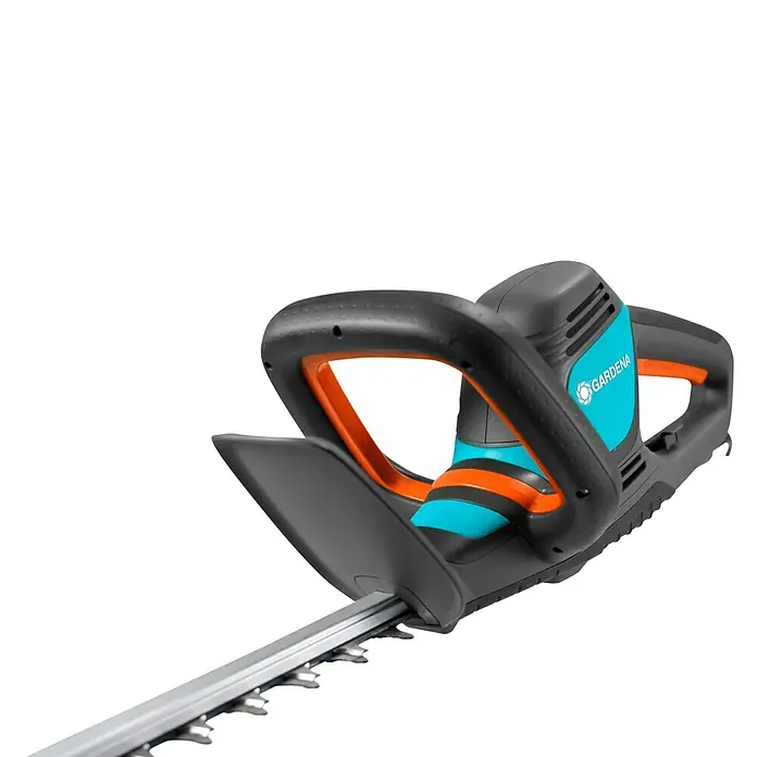 Gardena ComfortCut Elektro-Heckenschere 550/50 - 550 W, Schnittlänge: 50 cm, Max. Aststärke: 27 mm - Nahaufnahme einer GARDENA Akku-Heckenschere mit blau-orangenen Akzenten und scharfen Schneidklingen vor einem weißen Hintergrund.