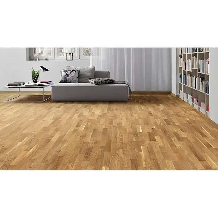 Living by Haro Parkett - Eiche Naturöl, Schiffsboden, 2.200 x 180 x 12 mm - Heller Holzfußboden mit Naturmaserung in einem geräumigen Wohnzimmer verlegt.