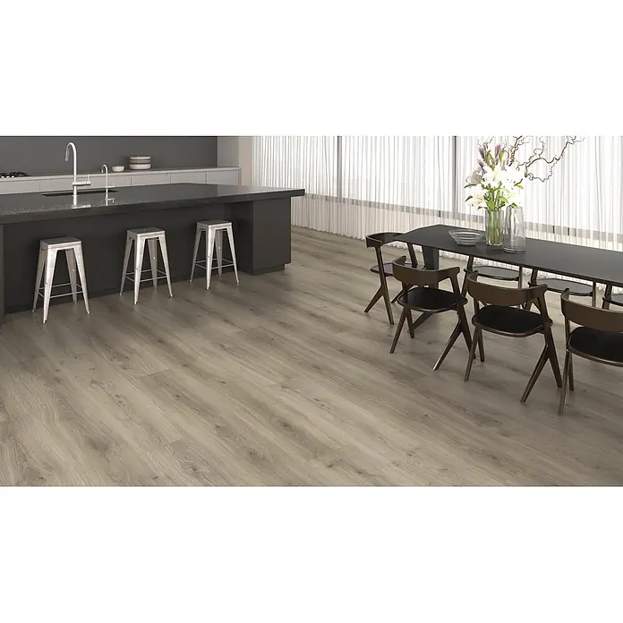 Living by Haro Laminat Gigante - Eiche Laval Grau, Landhausdiele, 2.200 x 243 x 8 mm - Heller Holzoptik-Dielenboden in einer modernen Küche und einem Esszimmer verlegt.