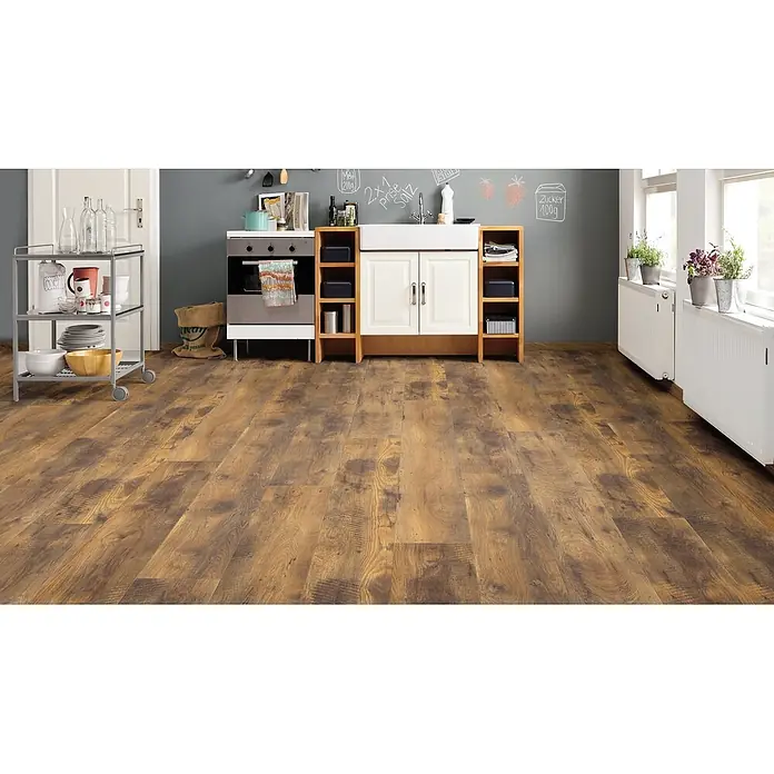 Living by Haro Laminat Gigante - Eiche Fattoria, Landhausdiele, 2.200 x 243 x 8 mm - Rustikaler brauner Holzplankenboden in einer modernen Küchenumgebung.
