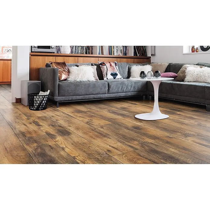 Living by Haro Laminat Gigante - Eiche Fattoria, Landhausdiele, 2.200 x 243 x 8 mm - Warmer brauner Holzfußboden mit rustikalen Maserungen in einem modernen Wohnzimmer.