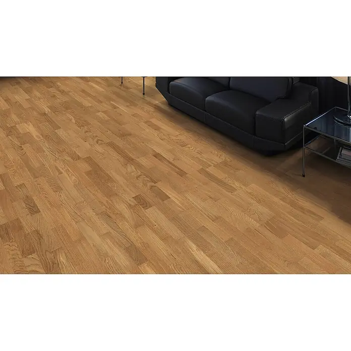 Living by Haro Parkett - Eiche Natur strukturiert geölt, Schiffsboden, 2.200 x 180 x 13,5 mm - Hellbrauner Holzparkettboden in einem Raum mit schwarzem Ledersofa, zeigt natürliche Holzmaserung.
