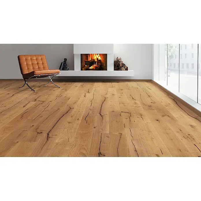 Living by Haro Parkett - Eiche Nevada Naturöl, Landhausdiele, 2.200 x 180 x 12 mm - Hellbrauner Holzboden mit ausgeprägten natürlichen Rissen und Maserung, verlegt in einem modernen Wohnzimmer.