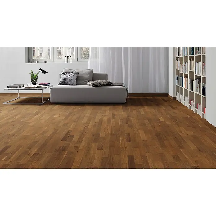 Living by Haro Parkett - Eiche Mocca, Schiffsboden, 2.200 x 180 x 12 mm - Warmer brauner Holzparkettboden in einem modernen Wohnzimmer mit Sofa und Bücherregal.