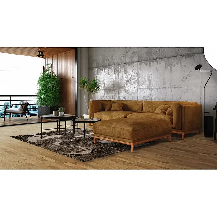 Living by Haro Parkett - Eiche Natur strukturiert geölt, Schiffsboden, 2.200 x 180 x 13,5 mm - Braunes modulares Sofa und Ottoman mit Holzgestell, in einem modernen Wohnzimmer mit Teppich und Couchtischen.