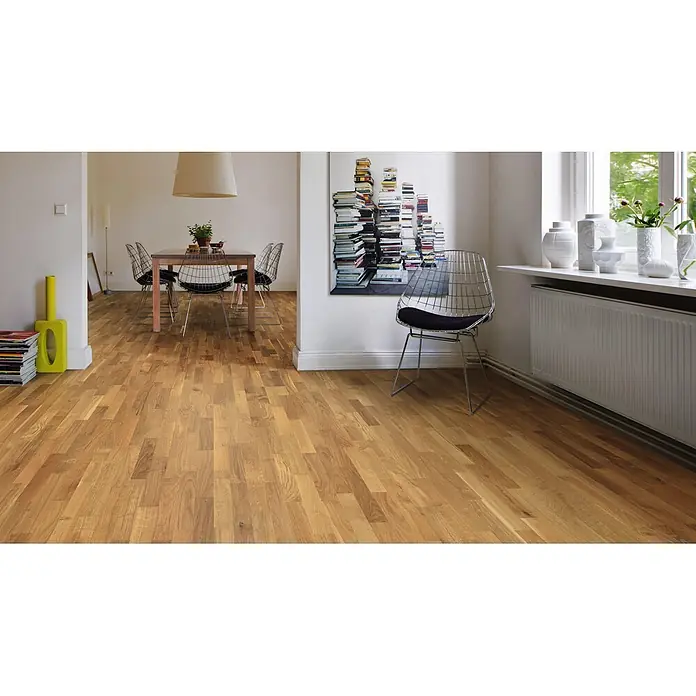 Living by Haro Parkett - Eiche Naturöl, Schiffsboden, 2.200 x 180 x 12 mm - Helles, naturfarbenes Holzparkett mit Maserung, verlegt in einem hellen Wohn- und Essbereich.