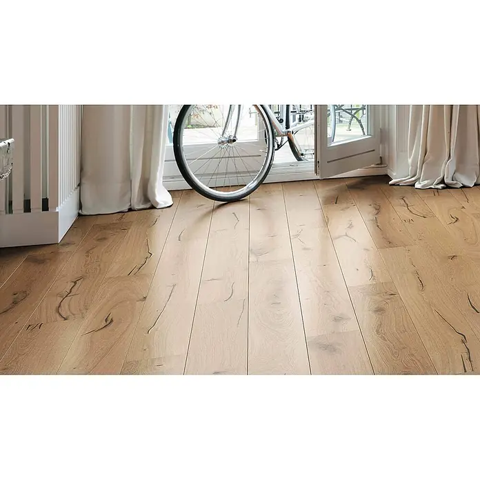 Living by Haro Parkett - Eiche Weiß Nevada Naturöl, Landhausdiele, 2.200 x 180 x 12 mm - Natürlicher hellbrauner Holzboden mit ausgeprägten Ästen und Maserung, in einem Raum verlegt.