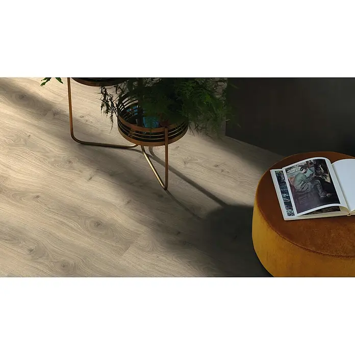 Living by Haro Laminat Gigante - Eiche Laval Grau, Landhausdiele, 2.200 x 243 x 8 mm - Heller Fußboden in Holzoptik in einem Raum.