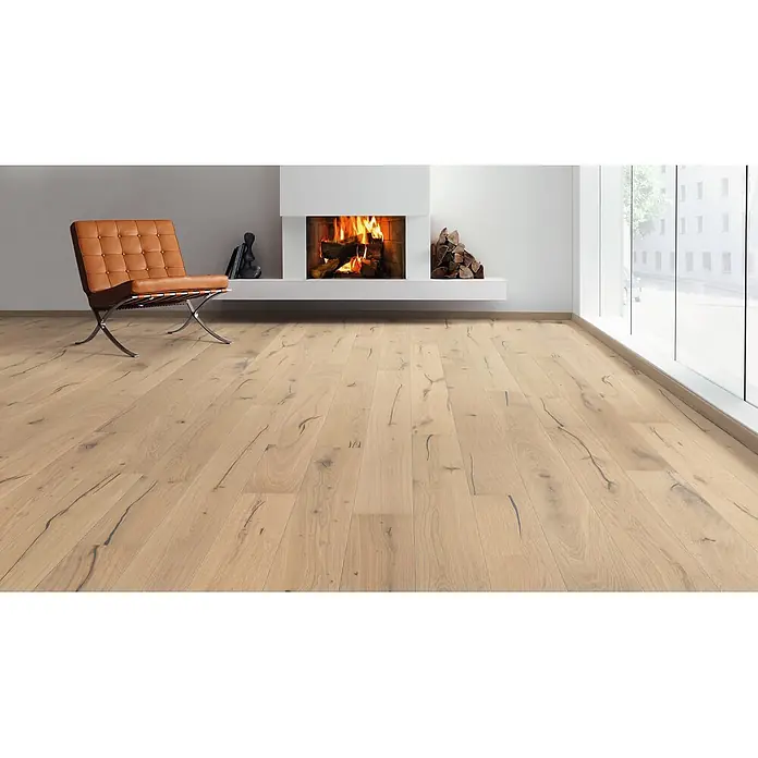 Living by Haro Parkett - Eiche Weiß Nevada Naturöl, Landhausdiele, 2.200 x 180 x 12 mm - Heller Holzfußboden mit natürlichen Dielen und markanter dunkler Maserung in einem modernen Wohnraum.