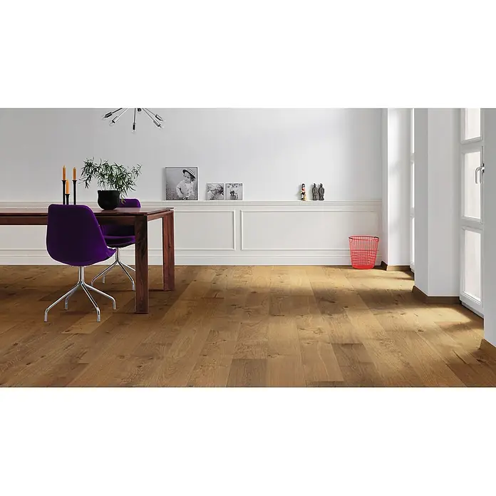 Living by Haro Parkett - Eiche Mocca Naturöl, Landhausdiele, 2.200 x 173 x 12 mm - Warmer, natürlicher Eichenholzboden in einem Esszimmer, der seine Maserung und goldene Farbtöne hervorhebt.