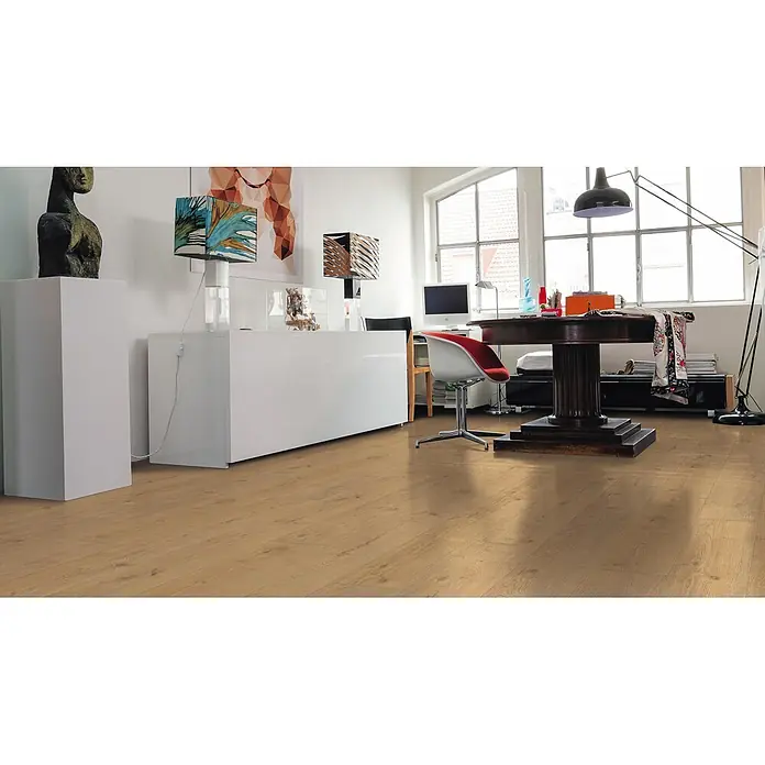 Living by Haro Laminat Gigante - Eiche Calgary Creme, Landhausdiele, 2.200 x 243 x 8 mm - Helles Holzdielenparkett mit natürlicher Maserung, verlegt in einem modernen, geräumigen Zimmer.