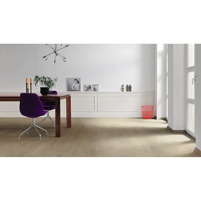 Living by Haro Parkett - Eiche Grey versiegelt, Schiffsboden, 1.085 x 180 x 12 mm - Heller Eichenparkettboden in einem modernen Esszimmer.