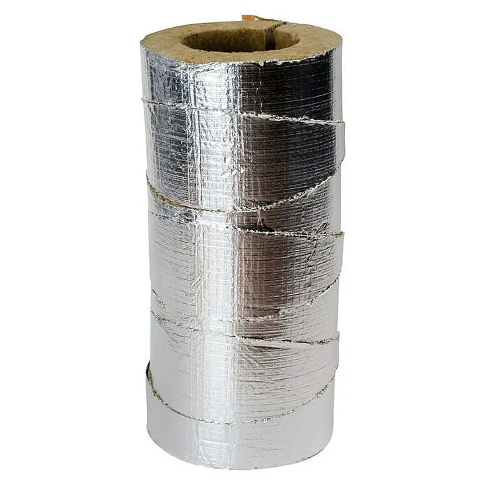 Rohrisolierung - Durchmesser: 150 mm, Bogenwinkel: 90 °, Steinwolle, Alukaschiert - Nahaufnahme einer isolierten Rohrleitung mit glänzender Aluminiumfolie. Wärmedämmung für Rohre zur Energieeinsparung.