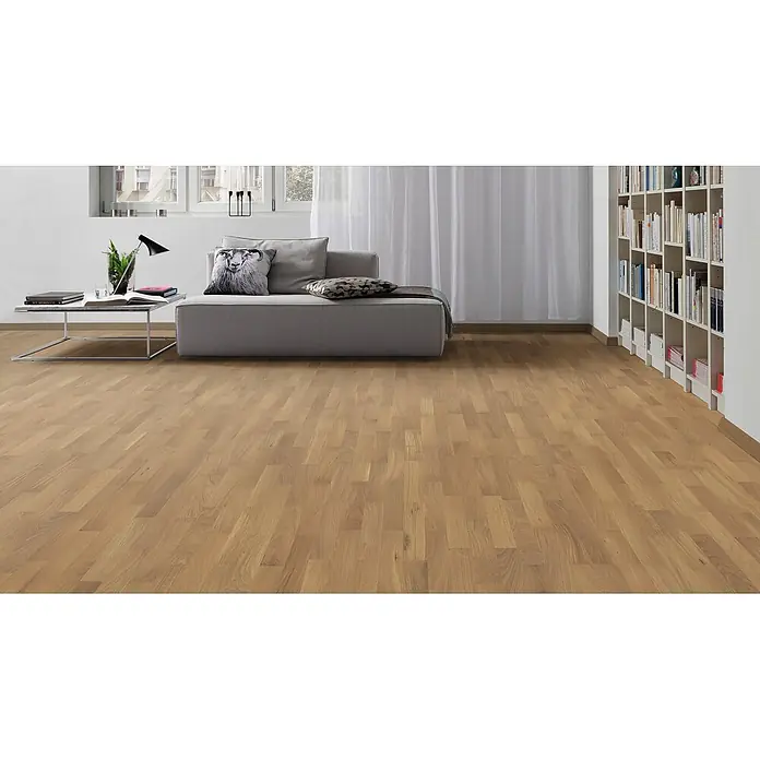 Living by Haro Parkett - Eiche Pure Naturöl, Schiffsboden, 2.200 x 180 x 12 mm - Helles Holzparkett in einem geräumigen Wohnzimmer, das seine natürliche Holzmaserung hervorhebt.