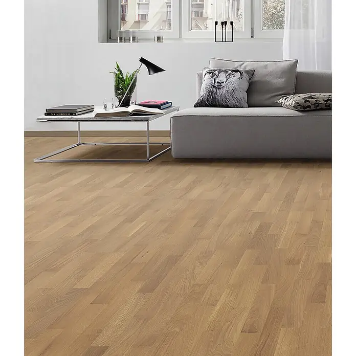 Living by Haro Parkett - Eiche Pure Naturöl, Schiffsboden, 2.200 x 180 x 12 mm - Heller Holzplankenboden in einem hellen, modernen Wohnzimmer.