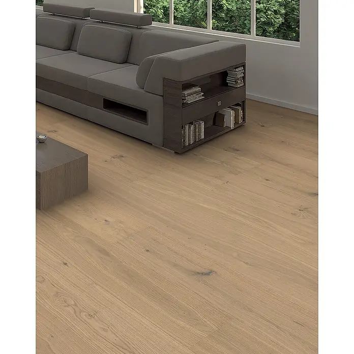 Living by Haro Parkett - Eiche puroweiß, Landhausdiele, 2.200 x 240 x 12 mm - Helle Eichenholz-Dielen in einem modernen Wohnzimmer.