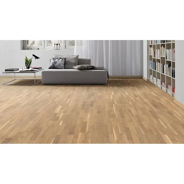 Living by Haro Parkett - Eiche Weiß Naturöl, Schiffsboden, 2.200 x 180 x 12 mm - Helles braunes Holzboden in einem modernen Wohnzimmer, das zu den neutralen Möbeln und der Dekoration passt.