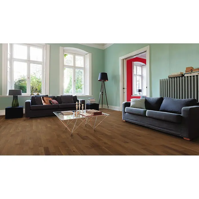 Living by Haro Parkett - Eiche Mocca, Schiffsboden, 2.200 x 180 x 12 mm - Dunkelbrauner Holzparkettboden in einem hellen Wohnzimmer.