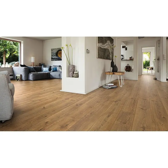 Living by Haro Laminat Gigante - Eiche Calgary Natur, Landhausdiele, 2.200 x 243 x 8 mm - Hellbrauner Laminatboden mit natürlicher Holzmaserung, verlegt in einem modernen Wohn- und Flurbereich.