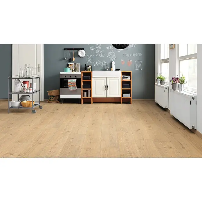 Living by Haro Laminat Gigante - Eiche Calgary Creme, Landhausdiele, 2.200 x 243 x 8 mm - Helles Eichen-Laminatboden in einer hellen Küche verlegt.
