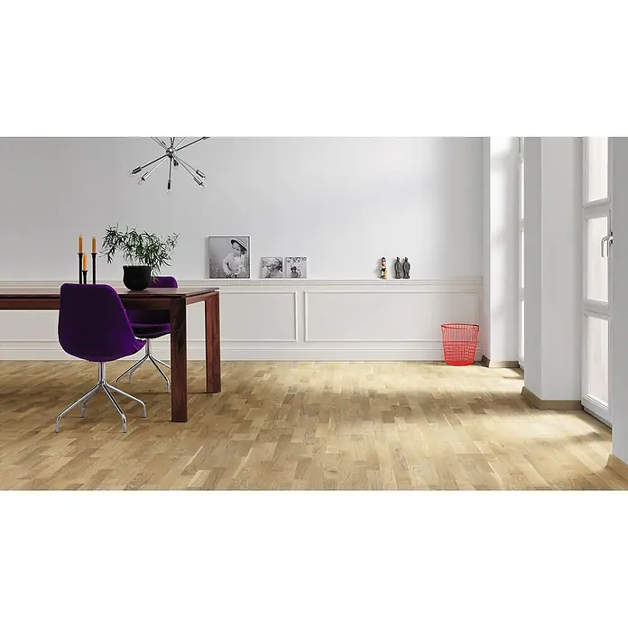 Living by Haro Parkett - Eiche Pure versiegelt, Schiffsboden, 1.085 x 180 x 12 mm - Heller Holzparkettboden bedeckt den Esszimmerboden und reflektiert Sonnenlicht.