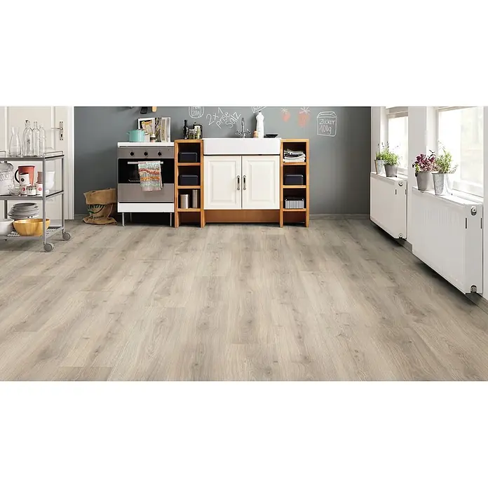 Living by Haro Laminat Gigante - Eiche Laval Grau, Landhausdiele, 2.200 x 243 x 8 mm - Heller Holzboden in Holzoptik mit natürlicher Maserung in einer modernen Küche.