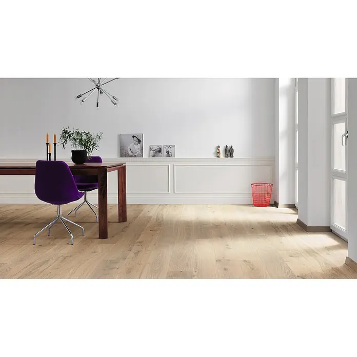 Living by Haro Parkett - Eiche Creme Naturöl, Landhausdiele, 2.200 x 180 x 12 mm - Helles Eichenparkett in einem Esszimmer mit Esstisch und lila Stühlen.