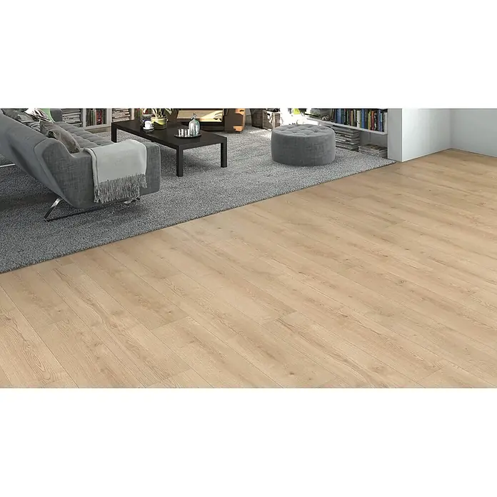 Living by Haro Laminat NKL32 - Eiche Langley creme, Landhausdiele, 1.282 x 193 x 7 mm - Heller Naturholzboden in einem Wohnzimmer, teilweise bedeckt von einem grauen Teppich und Möbeln.