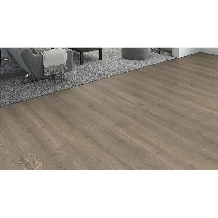 Living by Haro Laminat NKL32 - Eiche Langley grau, Landhausdiele, 1.282 x 193 x 7 mm - Heller Holzboden mit sichtbarer Maserung, in Dielen verlegt neben einem grauen Teppich in einem Wohnzimmer.