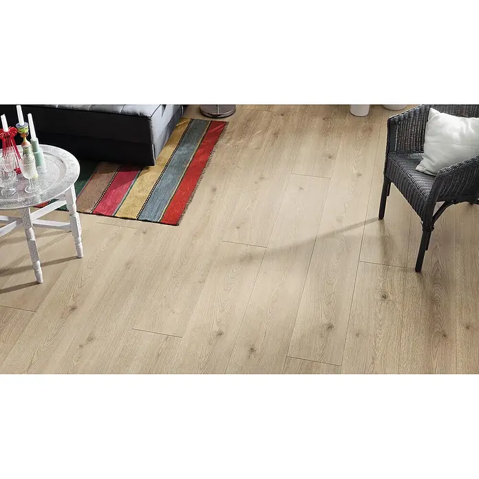 Living by Haro Laminat Gigante - Eiche Toronto steingrau, Landhausdiele, 2.200 x 243 x 8 mm - Helle Holzfußboden-Dielen mit natürlicher Maserung und Ästen, in einem modernen Wohnraum verlegt.